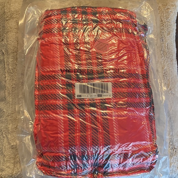 NWT Victoria's Secret Red Plaid Fleece Blanket - Picture 2 of 5